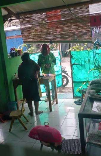 Akhirnya jualan sang ibu ada pembelinya.