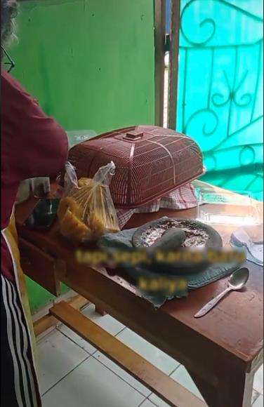 Jualan sang ibu sepi pembeli.
