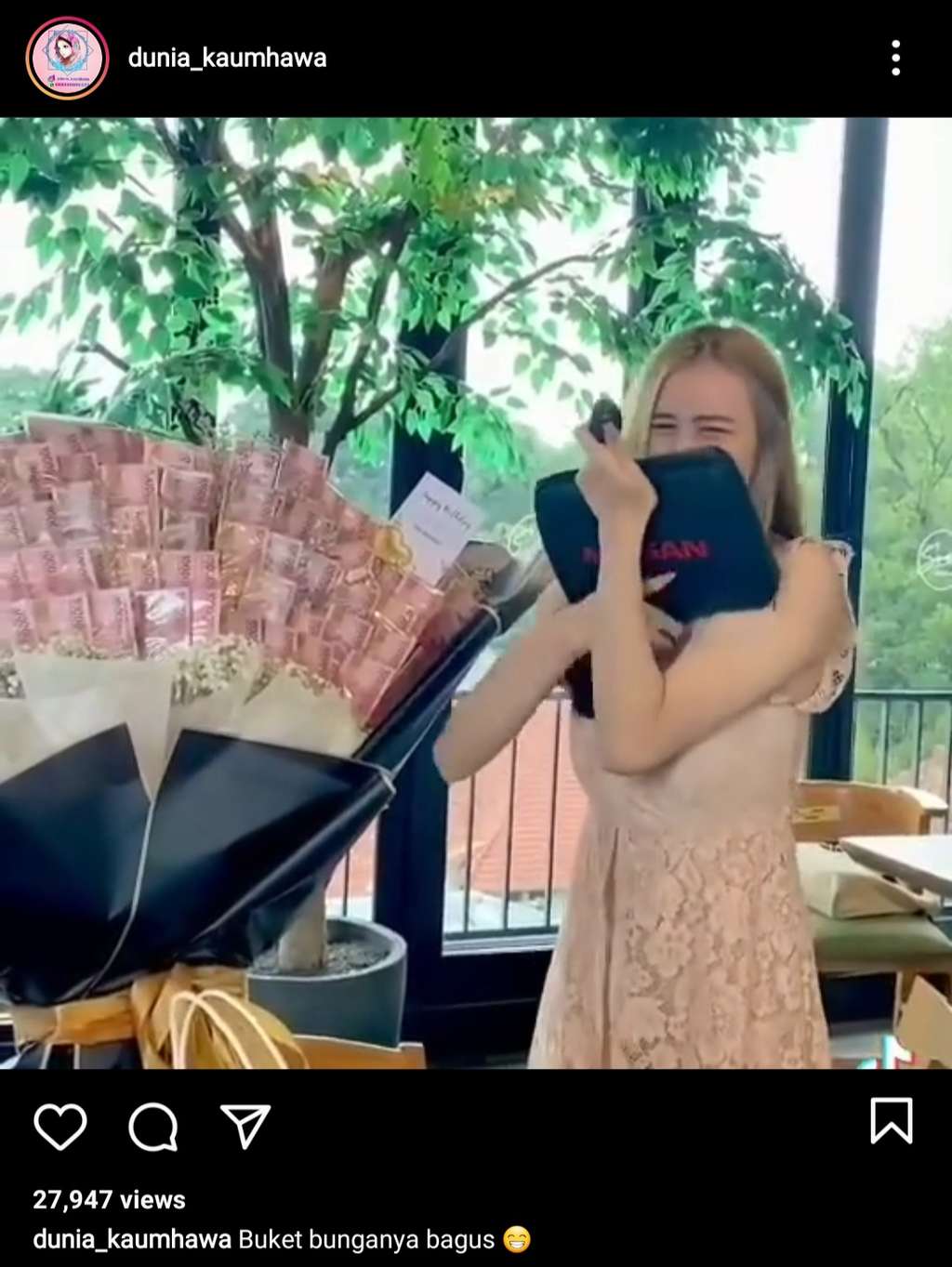 Pria berikan pasangannya hadiah mewah saat ulang tahun. Pria berikan pasangannya hadiah mewah saat ulang tahun.