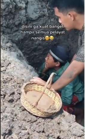 anak adzankan jenazah ayah anak adzankan jenazah ayah