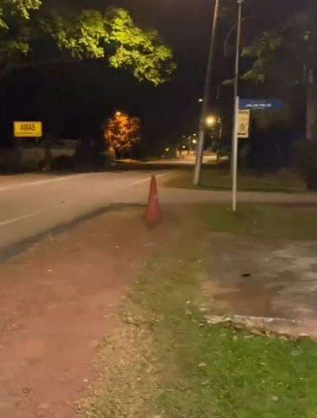 Jalan depan lapak kakek itu tampak sepi dan sedikit gelap.