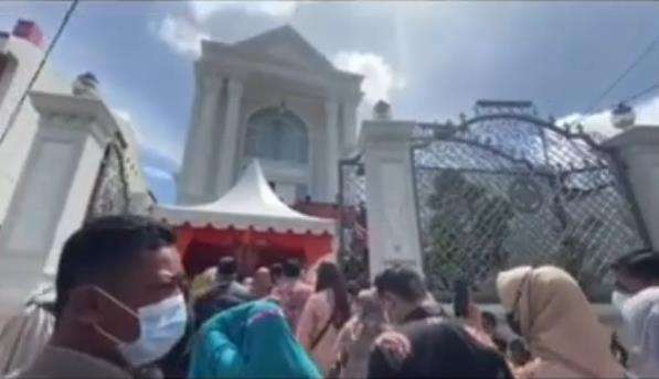 Rumah mempelai wanita terlihat sangat mewah.