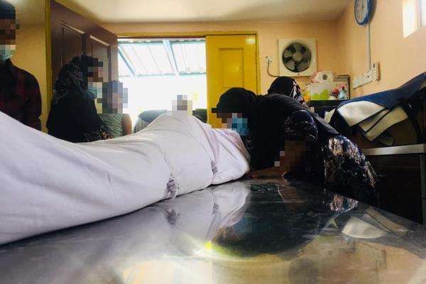 Sambil memohon maaf, si istri terus mencium wajah jenazah suaminya.