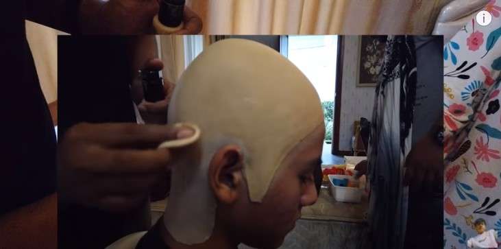 Lateks yang di pasang di kepala Rey Boy