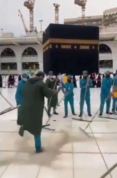 Mereka malah seperti orang lagi main air di sekitar Kabah.