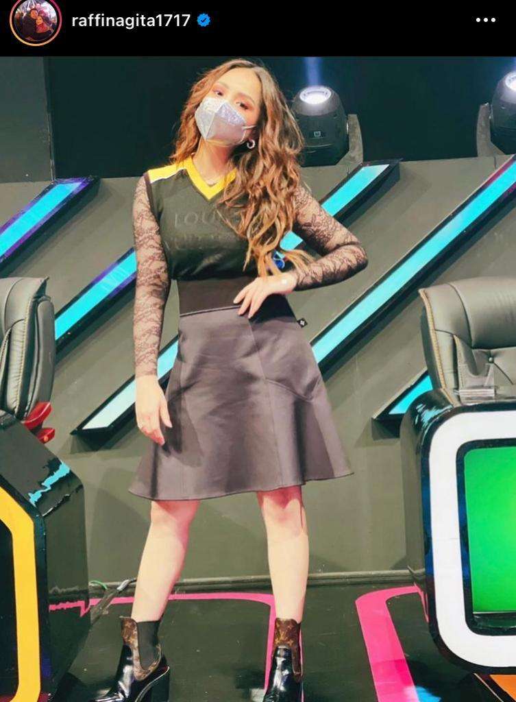 Nagita Slavina mengenakan pakaian dari Louis Vuitton