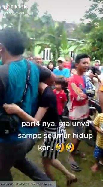 Tiga gais digelandang polisi
