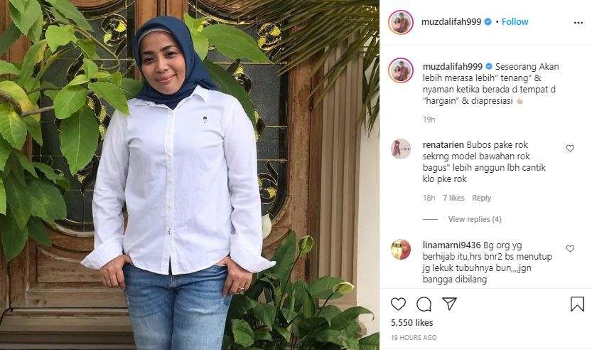 Muzdalifah pakai celana jeans Muzdalifah pakai celana jeans