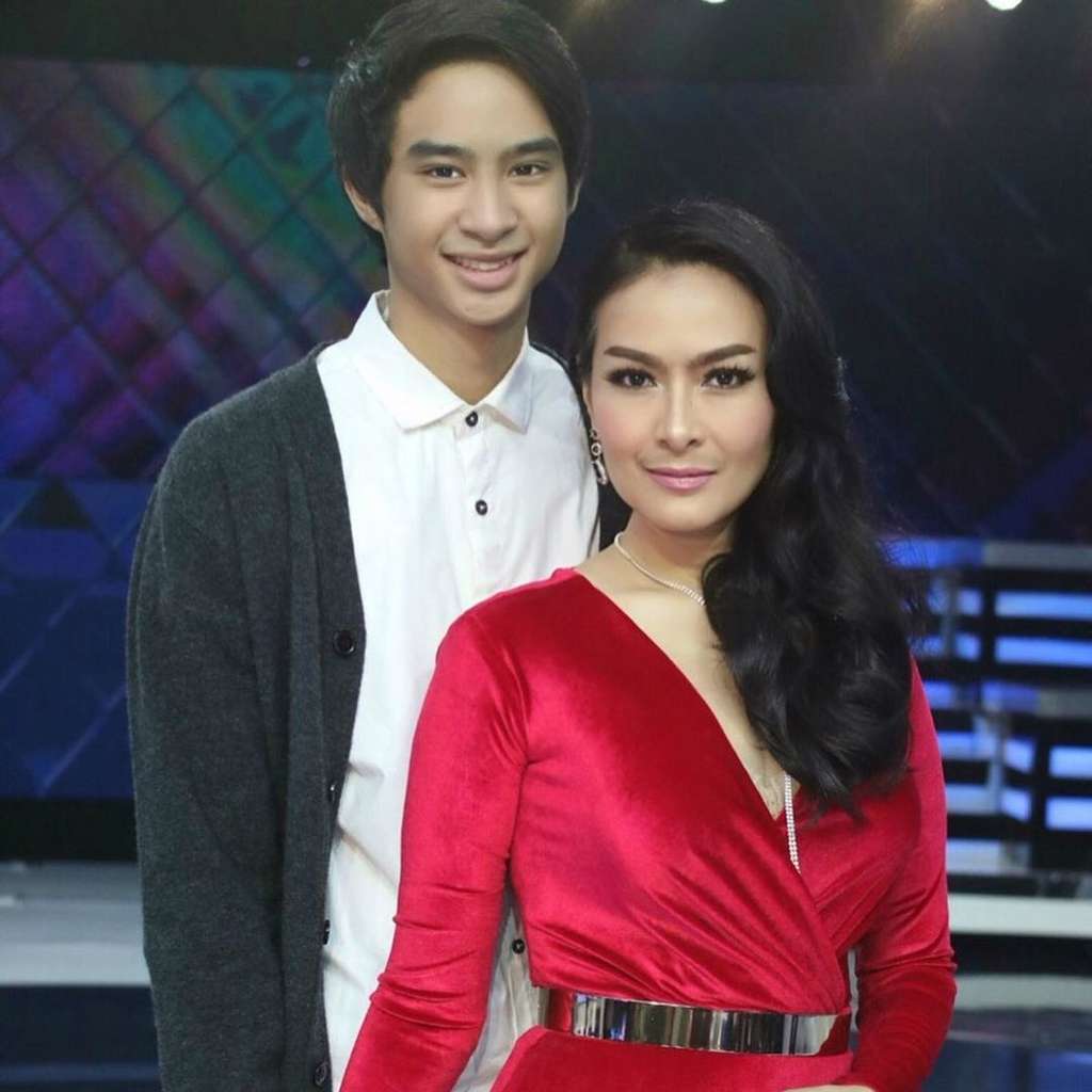 Devano dan Iis Dahlia