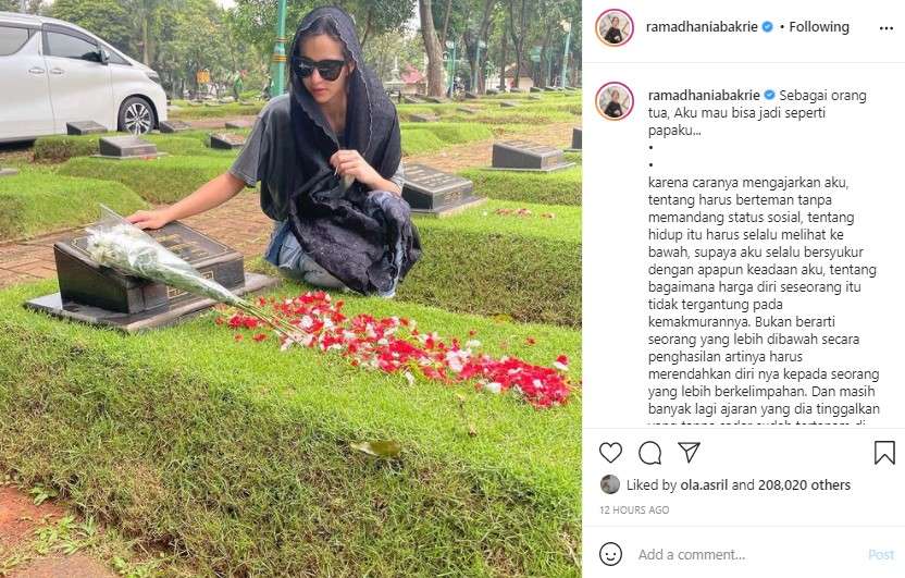 Nia Ramadhani kunjungi makam ayahnya Nia Ramadhani kunjungi makam ayahnya