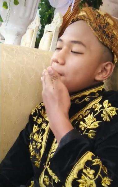 Pria diduga pengantin ini tertidur dan ngiler di kursi pelaminan.