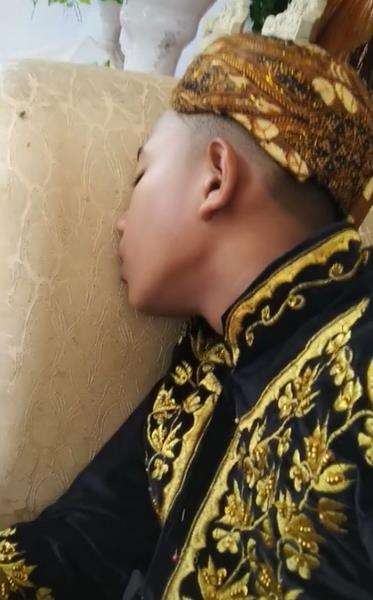 Diduga mengantuk, pria ini tertidur di kursi pelaminan.