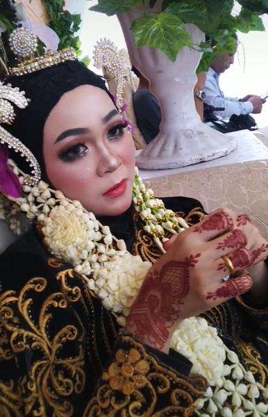 Pengantin wanita tampak melamun.
