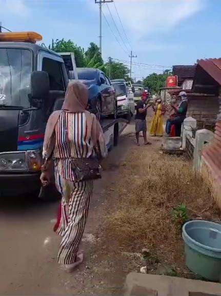 Belasan truk derek angkut mobil pesanan warga desa di Tuban, Jawa Timur.