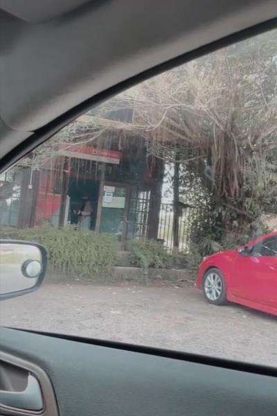 Suasana sekitar ATM saat siang hari.
