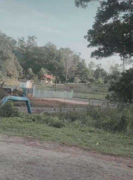 Tak jauh dari ATM ada kawasan kuburan ternyata.