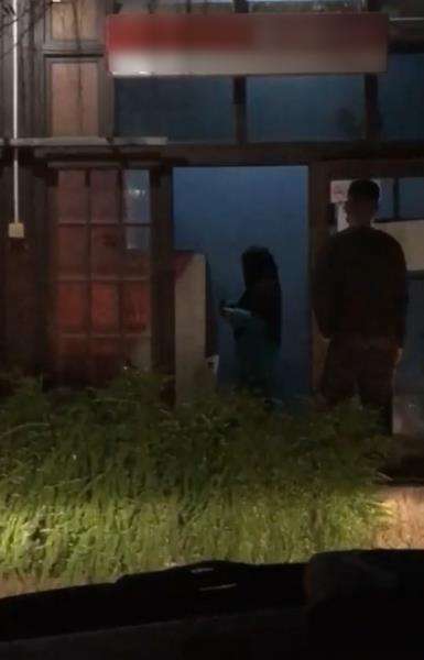 Aisyah melihat suasana sekitar mesin ATM yang gelap dan seram.