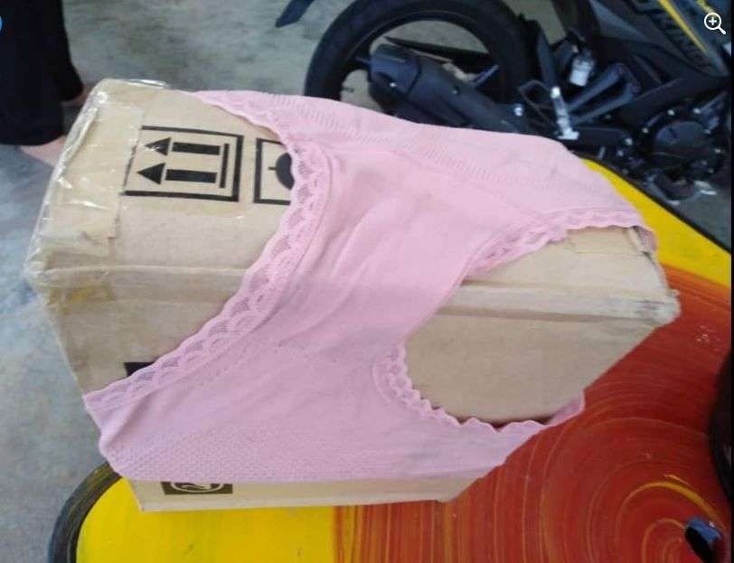 Paket dibungkus pakaian dalam wanita