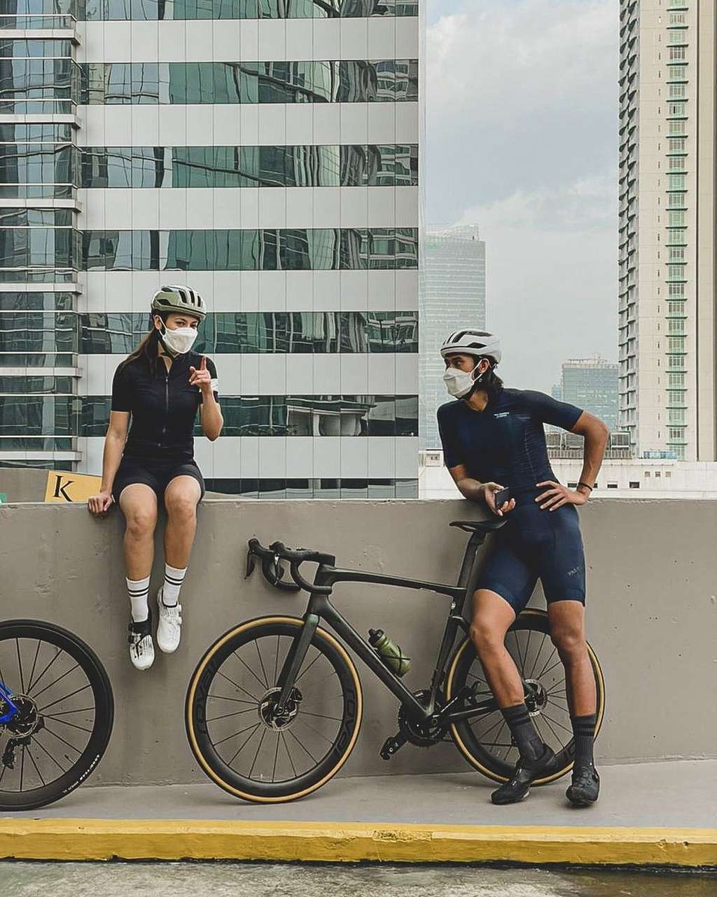Pevita Pearce (kiri) & Sean Gelael (kanan)