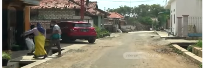Mobil di rumah warga