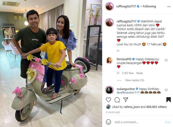 Raffi Ahmad mendapatkan hadiah dari Nagita Slavina Raffi Ahmad mendapatkan hadiah dari Nagita Slavina