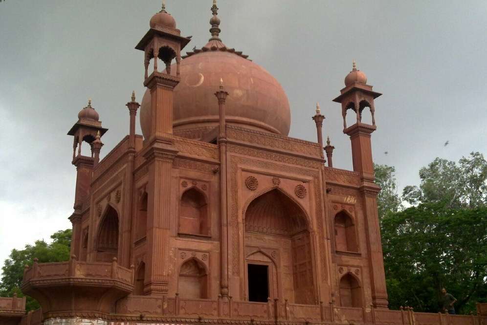 Taj Mahal Merah
