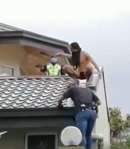 Polisi pun membujuk pencuri agar turun.