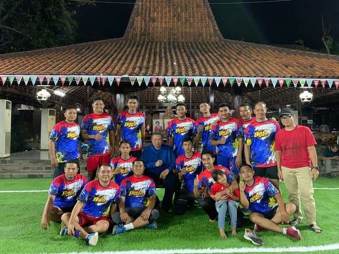 SBY buka cafe dan dirikan club voli