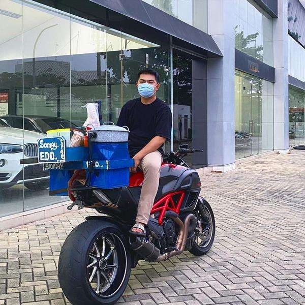 Jualan siomay pakai motor gede seharga Rp300 jutaan.