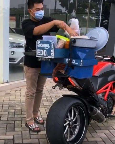 Theo ternyata bukan penjual siomay asli.