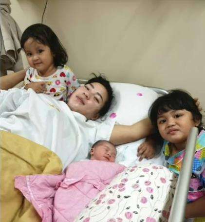 Intan melahirkan tanpa ditemani pasangan.