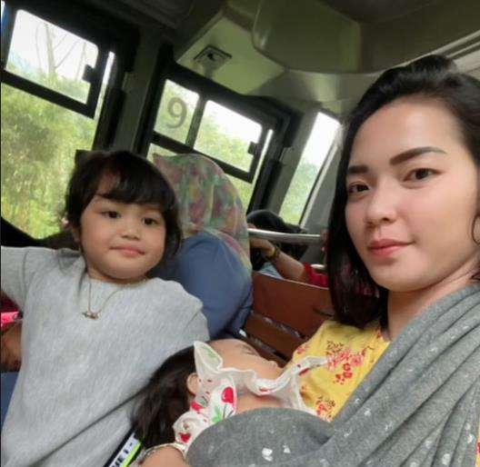 Intan saat bersama buah hatinya yagn masih bayi.