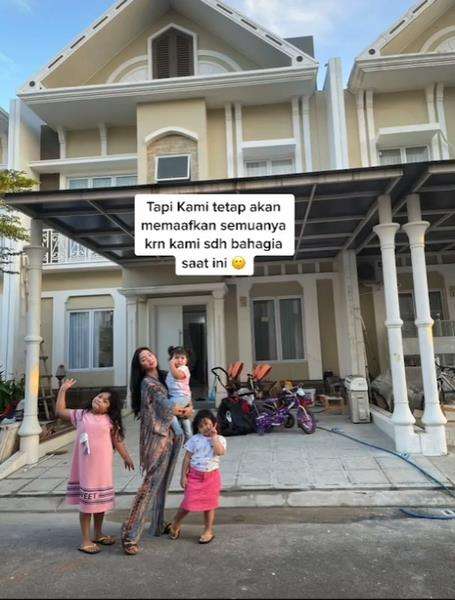 Intan sekarang sudah hidup bahagia bersama 3 bidadari kecilnya.