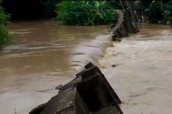 Tanggul jebol hingga airnya meluap dan membanjiri kawasan perumahan.