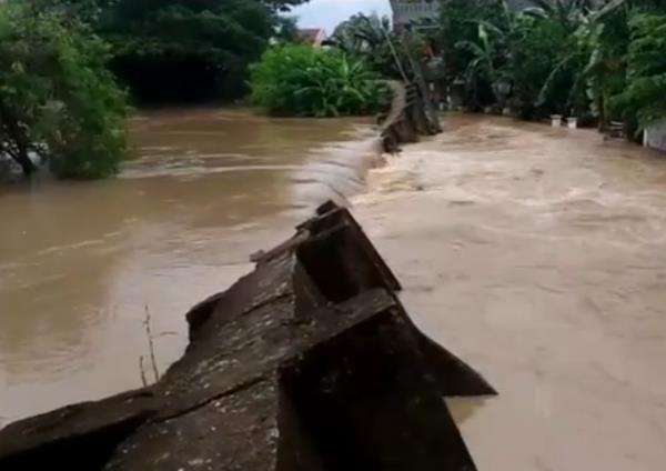 Tanggul sungai jebol hingga airnya membanjiri rumah warga.