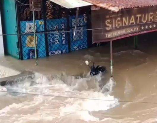Beberapa motor warga tersangkut air banjir.