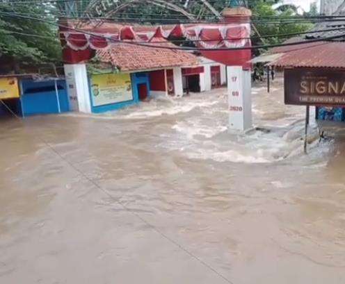 Airnya mengalir seperti sungai berarus deras.