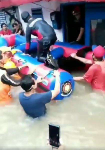 Petugas naik ke perahu untuk menerima jenazah.