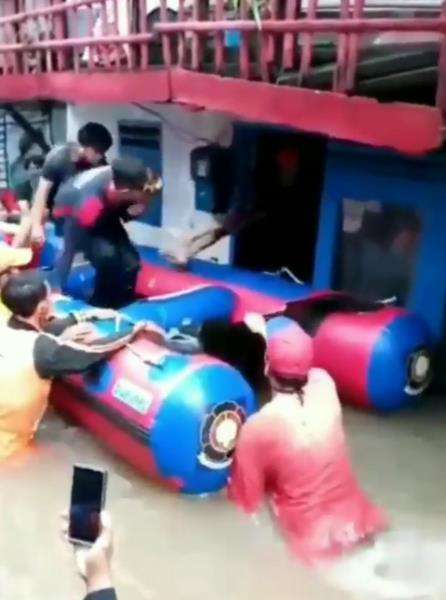 Jenazah dikeluarkan dari rumah warga yang kebanjiran di Jakarta Selatan.