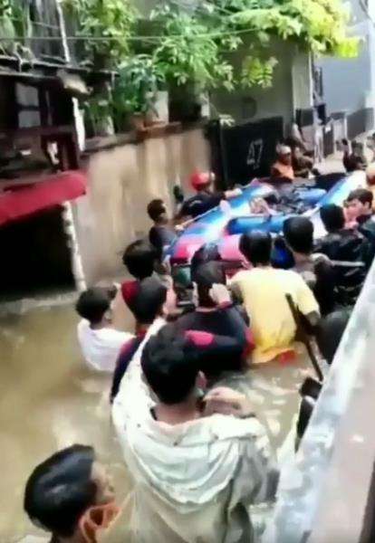 Jenazah akhirnya bisa dievakuasi dan dibawa menggunakan perahu karet.
