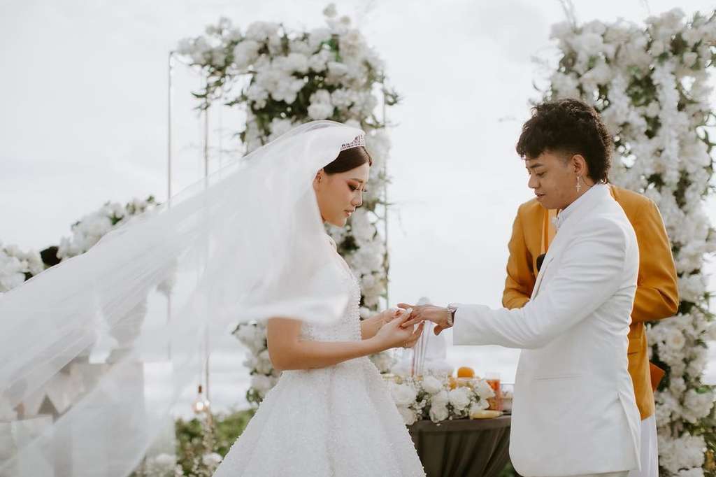 Reza Arap dan Wendy resmi menikah