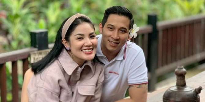 Nindy Ayunda dan suami (Foto : @nindyparasadyharsono)