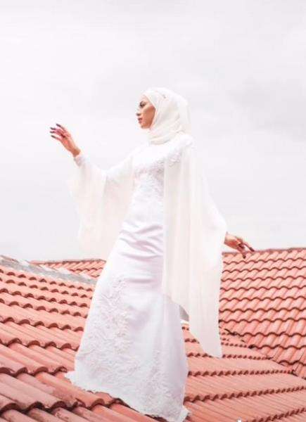Pengantin wanita lakukan pemotretan pernikahan di atas atap rumahnya.
