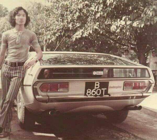 Potret lawas Crazy Rich foto selfie dengan mobil mewahnya.