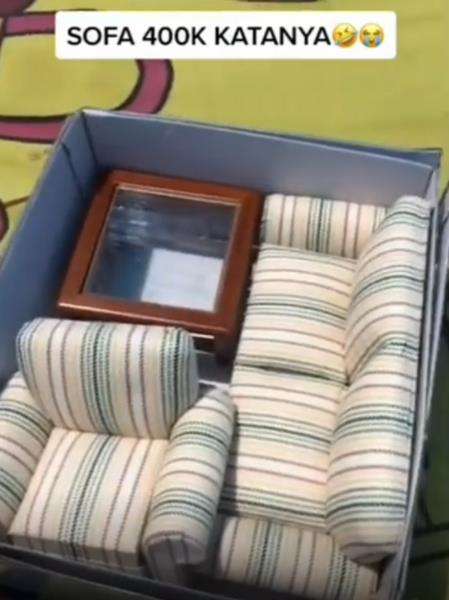 Ternyata itu hanyalah sofa mainan atau untuk maket.
