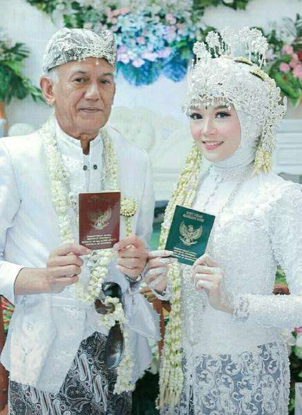 Rani menikahi pria tua yang pantas jadi ayahnya.