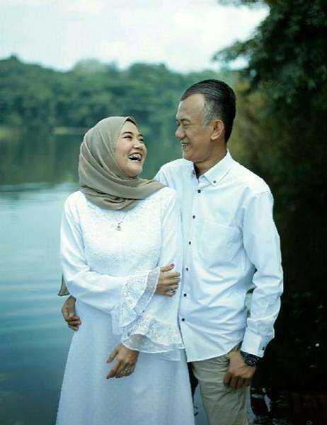 Ternyata foto suaminya yang jauh lebih tua adalah hasil editan.