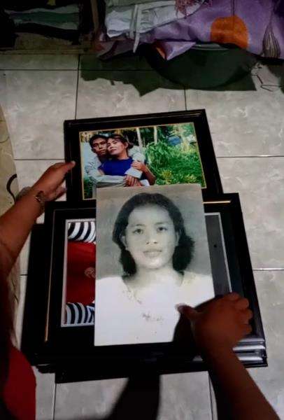 Ariyana menunjukkan foto-foto saudaranya.