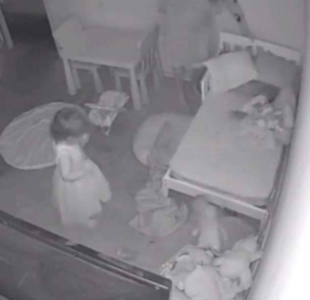 Sambiil terus menangis anak itu akhirnya keluar dari kolong tempat tidurnya.