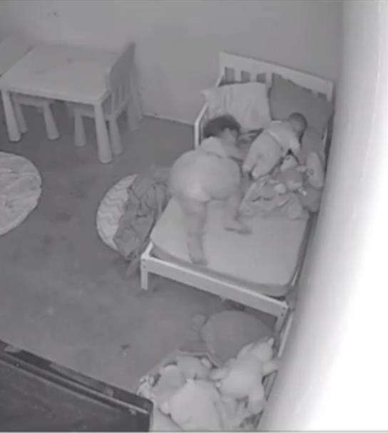 Anak itu tidur sendirian di kamarnya.